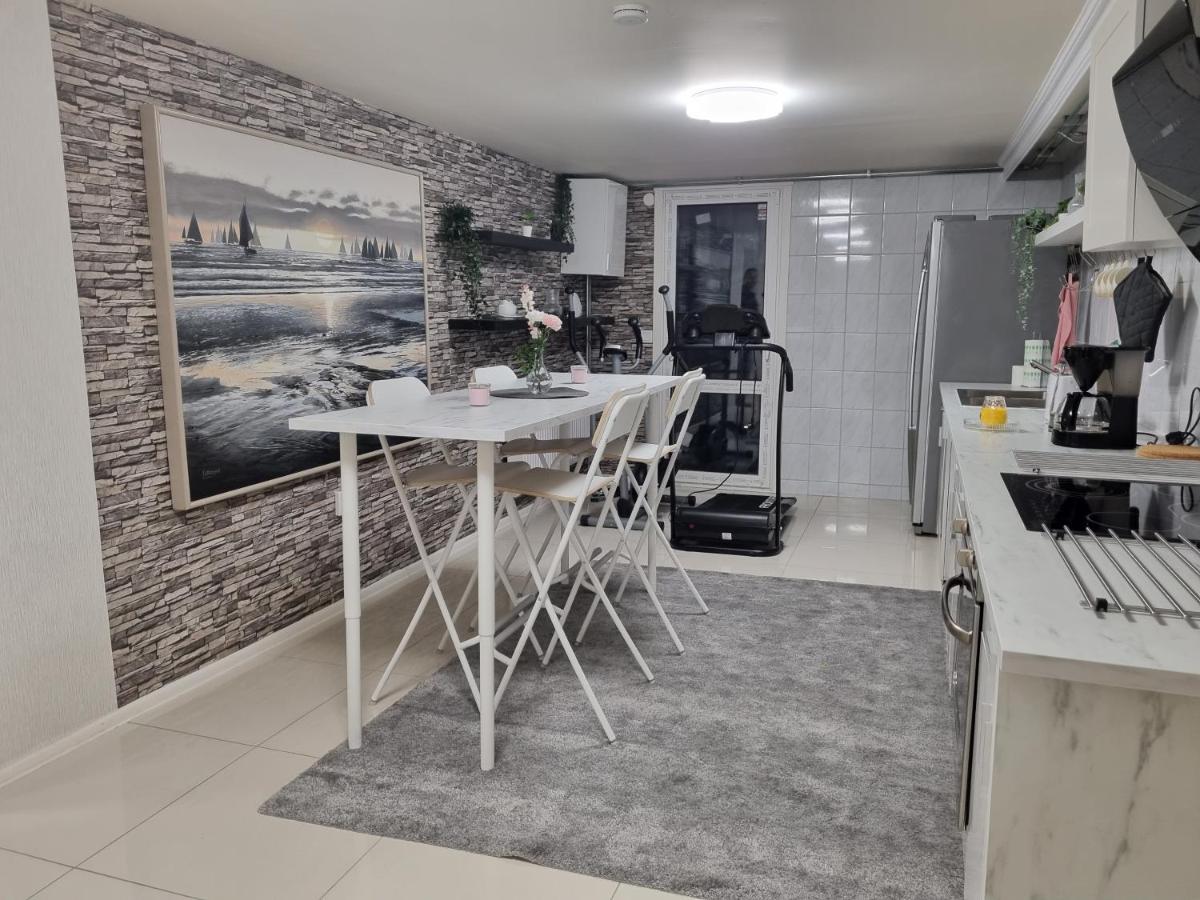 Moonlight - Trevlig Kallarlagenhet Apartamento Broby Exterior foto